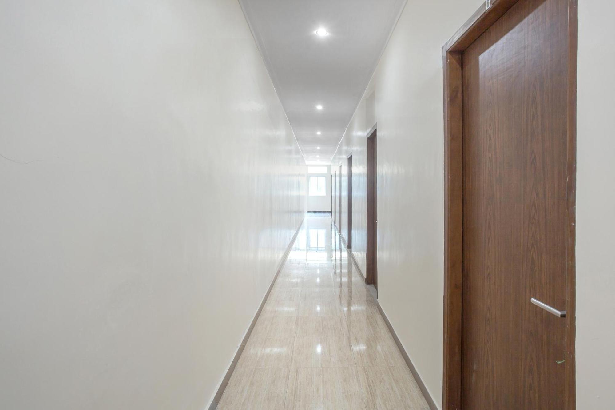 Super Oyo Capital O 134 Lg Residence Surabaya Exterior photo